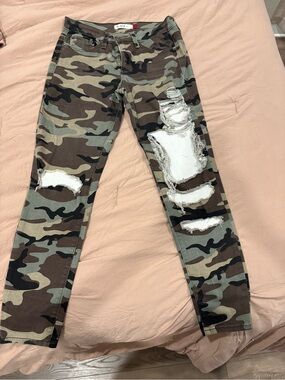 Women’s Camouflage Distressed Skinny Jeans - Green Camo
